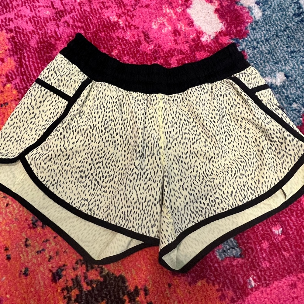 Lululemon Tracker Short III MR - Size 8